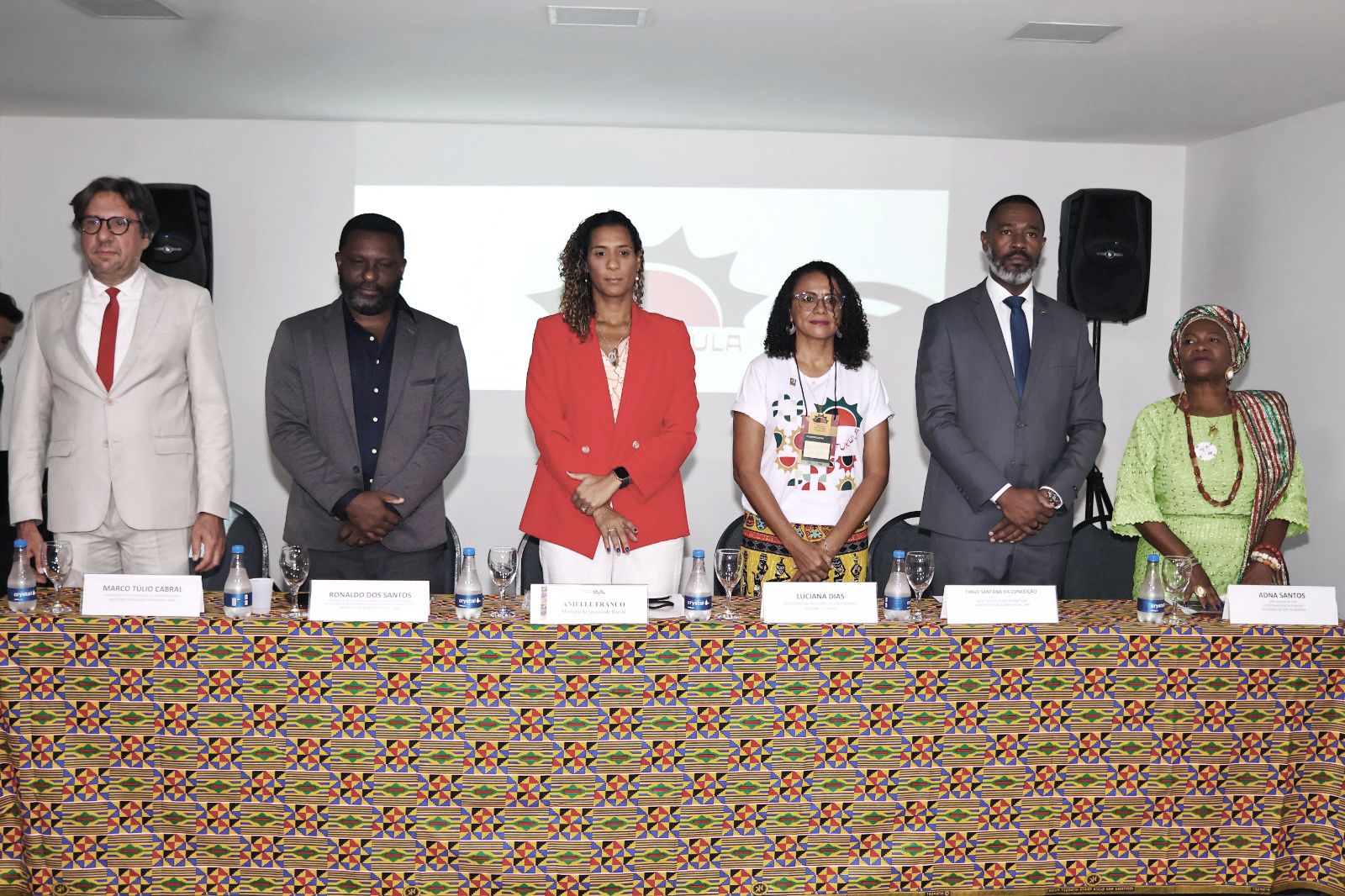 Grupo de pessoas em pé ao redor de uma mesaO conteúdo gerado por IA pode estar incorreto.